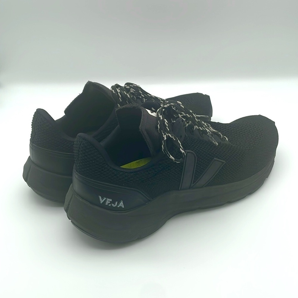 Veja - MARLIN V-KNIT Athletic Mesh Shoes - Black - 8